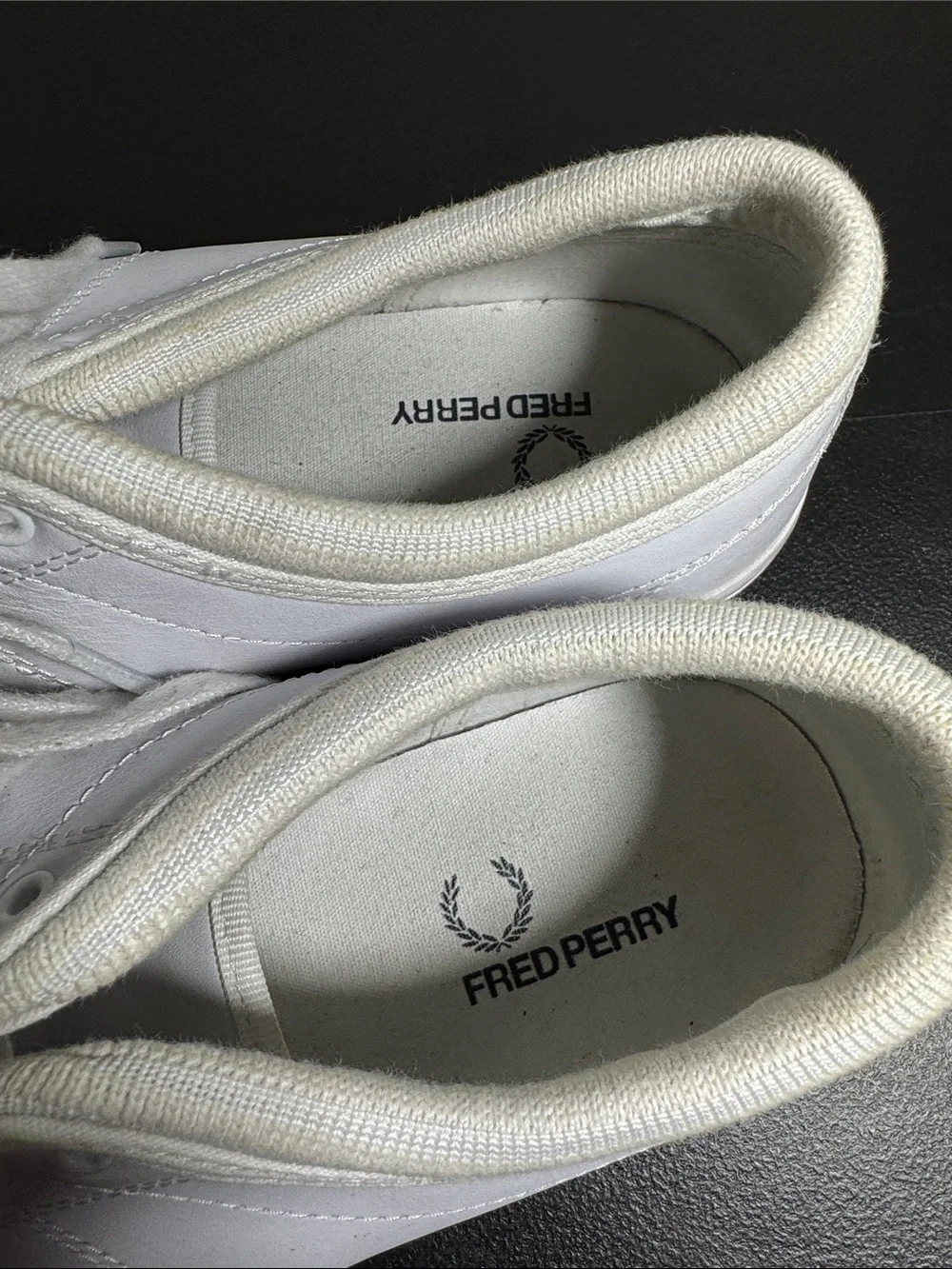 Fred Perry mens 10.5 leather low top trainer shoes sneakers EUC